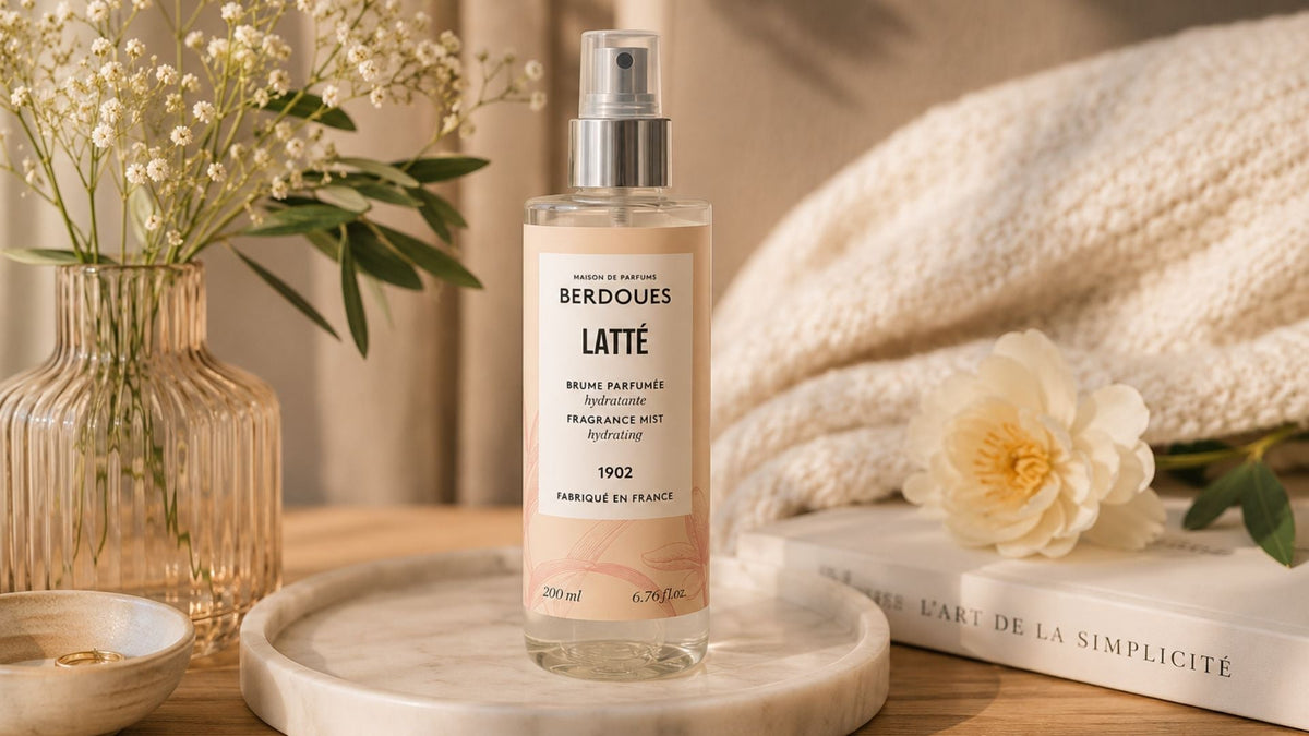 Brume parfumée hydratante Latté de Berdoues mise en scène dans un univers cocooning aux notes douces et réconfortantes.